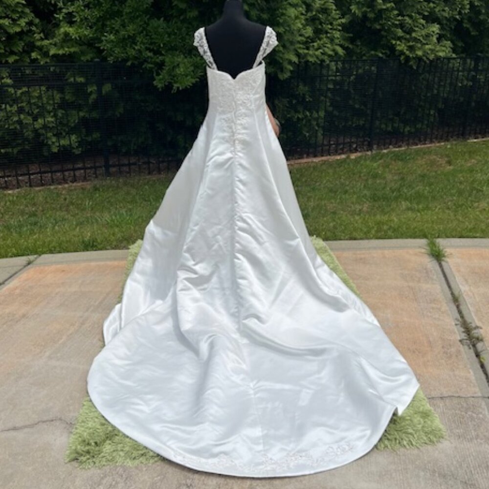 Elegant White Satin Gown - Picture 10 of 16